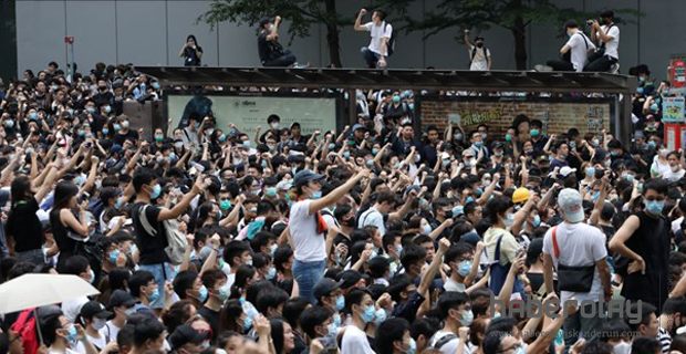 Hong Kong’da Zafer Protestocuların Oldu 