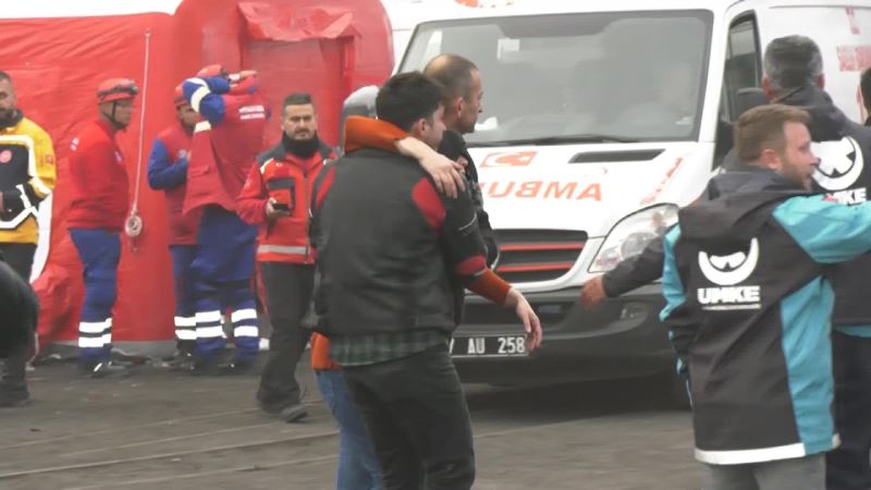 BARTIN’DA MADEN FACİASI… ANNE NEBİLE BULUT: “OĞLUM SAKLANDI DA BİR KENARDAN ÇIKACAK DİYE BEKLİYORUM”