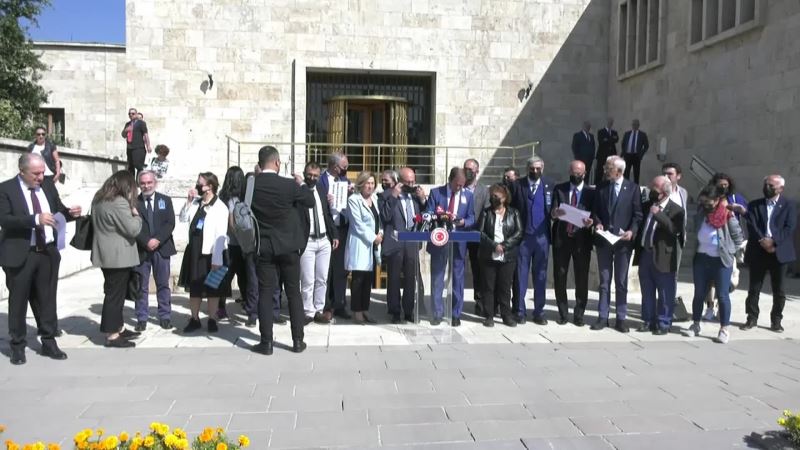 GAZETECİLER TBMM’DE, SANSÜR YASASINA KARŞI SİYAH MASKELERLE AÇIKLAMA YAPTI