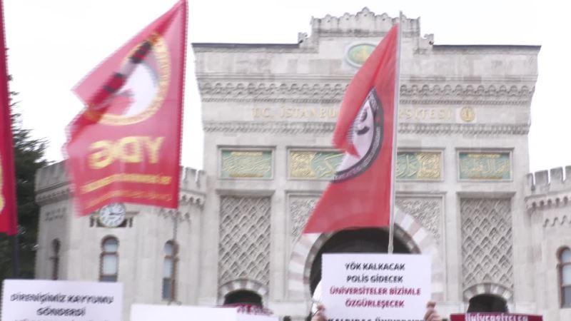 İSTANBUL ÜNİVERSİTESİ ÖNÜNDE “YÖK” PROTESTOSU: “YETKİLER TEK ELDE TOPLANARAK ÜNİVERSİTELERİN ÖZERKLİĞİ YOK EDİLDİ”