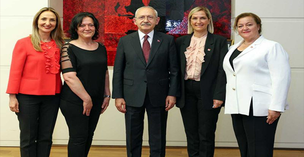 CHP LİDERİ KILIÇDAROĞLU, 80 BİNİNCİ KADIN ÜYENİN PARTİ ROZETİNİ TAKTI