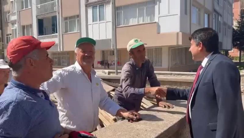 METİN İLHAN’IN DİNLEDİĞİ İNŞAAT İŞÇİSİ: “ŞUNLARI BİR GÖNDERELİM DE. HEPİMİZ AKP’LİYDİK. HEPİMİZ OY VERDİK. ALLAH NASİP ETMESİN. KURBAN EDERİM. VALLAHİ VERMEM