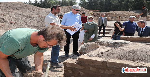 VALİ DOĞAN, TEL AÇÇANA HÖYÜĞÜNDEKİ KAZI ÇALIŞMALARINI YERİNDE İNCELEDİ