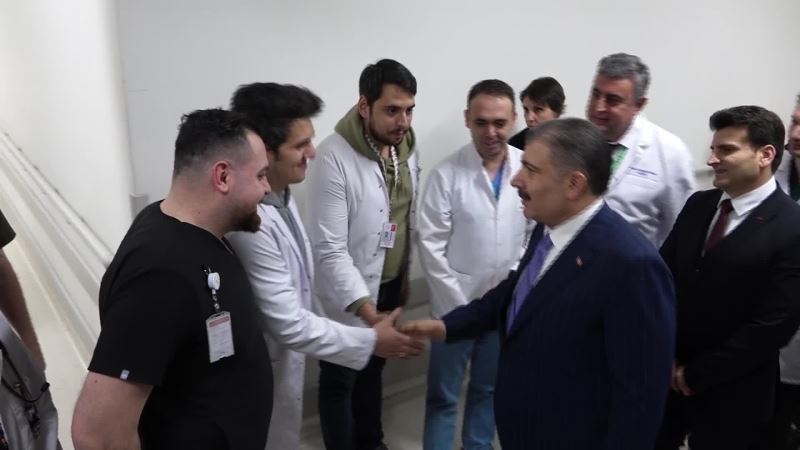 BAKAN KOCA YENİ YILIN İLK BEBEĞİNİ ZİYARET ETTİ