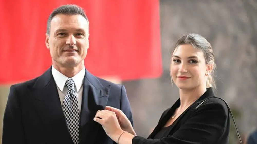 KAÇAK GETİRİLEN FERRARİ VE MERCEDES