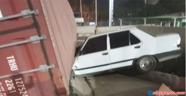 KONTEYNER ARAÇLARIN ÜZERİNE DEVRİLDİ