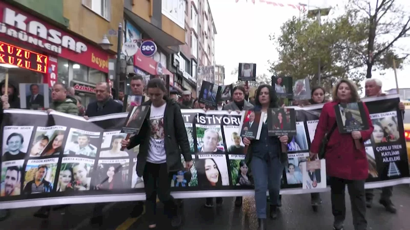 ÇORLU TREN FACİASI DAVASININ 16’NCI DURUŞMASI ÖNCESİ AİLELER, “ADALET İSTİYORUZ” SLOGANIYLA MAHKEME ÖNÜNE KADAR YÜRÜDÜ 