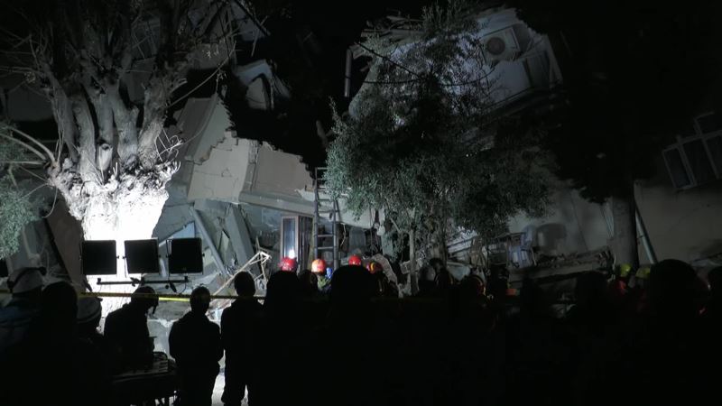 HATAY’DAKİ İKİ BÜYÜK DEPREMİN ARDINDAN ANTAKYA’DA YIKILAN BİNANIN ENKAZINDA KALAN ÜÇ KİŞİNİN CANSIZ BEDENİNE SABAH SAATLERİNDE ULAŞILDI