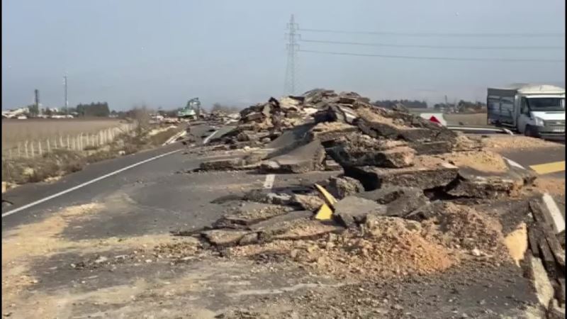 HATAY-REYHANLI-CİLVEGÖZÜ YOLUNUN BİR BÖLÜMÜ, DEPREMLERİN ETKİSİYLE ZARAR GÖRDÜ