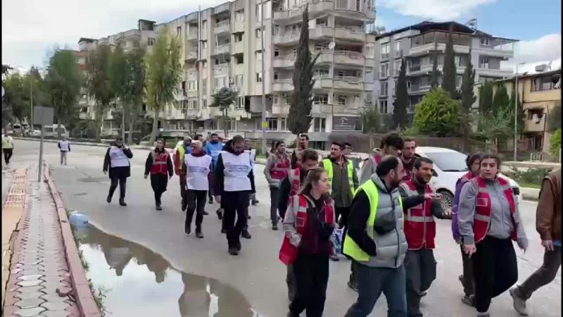 SOL PARTİ GÖNÜLLÜLERİ HATAY’DA DEPREMDE HAYATINI KAYBEDENLER İÇİN SESSİZ YÜRÜYÜŞ DÜZENLEDİ 