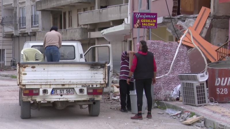 YAĞMACILAR NEDENİYLE HASARLI BİNADAN EŞYALARINI TAŞIDIĞINI BELİRTEN SAMANDAĞLI DEPREMZEDE: 
