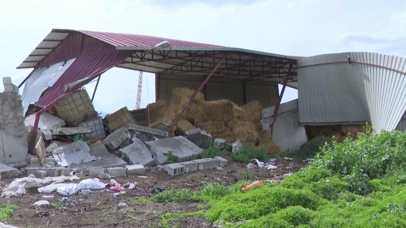 HATAY’DA ARAZİSİNDE YARIKLAR OLUŞAN ÇİFTÇİ TUNÇ: “DEVLET BÜYÜKLERİMİZDEN YARDIM BEKLİYORUZ… 