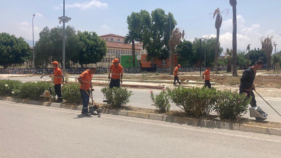 İSKENDERUN BELEDİYESİ TEMİZLİK EKİPLERİ YOĞUN ÇALIŞIYOR