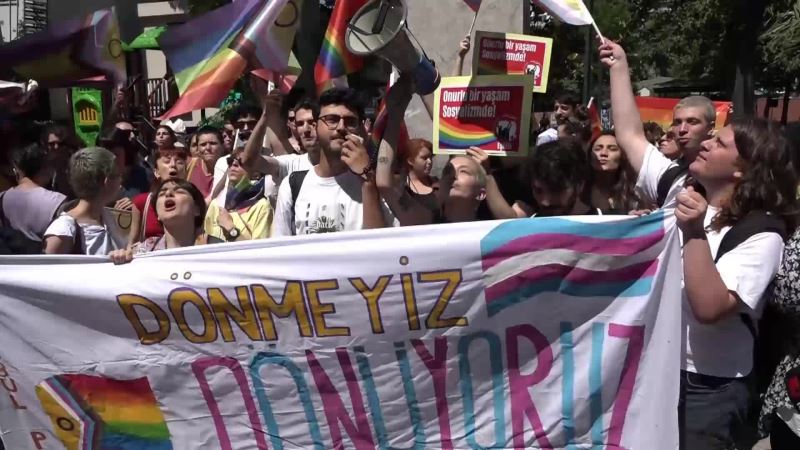 21’İNCİ ONUR YÜRÜYÜŞÜ, İSTANBUL’DA YAPILDI. POLİSİN MÜDAHALESİYLE ÇOK SAYIDA KİŞİ GÖZALTINA ALINDI 