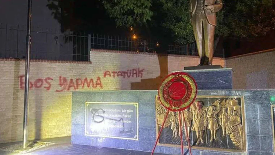 İZMİR’DE ATATÜRK ANITINA SALDIRI