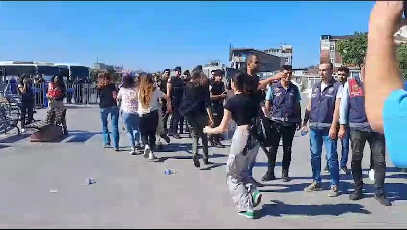 KADIN CİNAYETLERİNİ DURDURACAĞIZ PLATFORMU DERNEĞİ’NE AÇILAN KAPATMA DAVASINI PROTESTO EDEN İKİ KADIN GÖZALTINA ALINDI