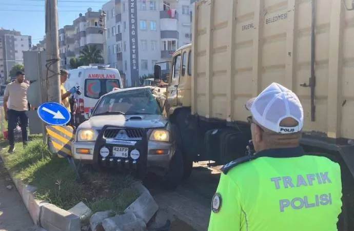 MERSİN’DE ÇÖP KAMYONU KAMYONETE ÇARPTI! DÖRT ÖLÜ İKİ YARALI