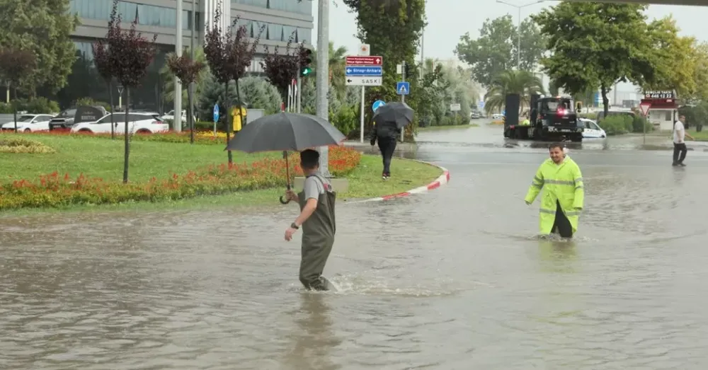 SAMSUN’DA SAĞANAK HAYATI FELÇ ETTİ! 