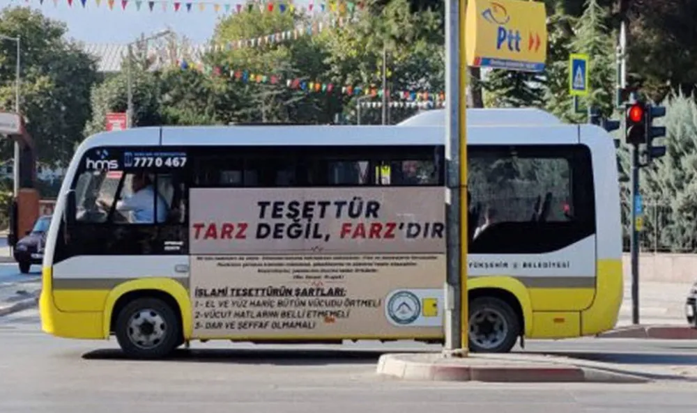 HALK OTOBÜSLERİNE ‘TESETTÜR REKLAMI’ VERİLDİ: TARZ DEĞİL FARZDIR