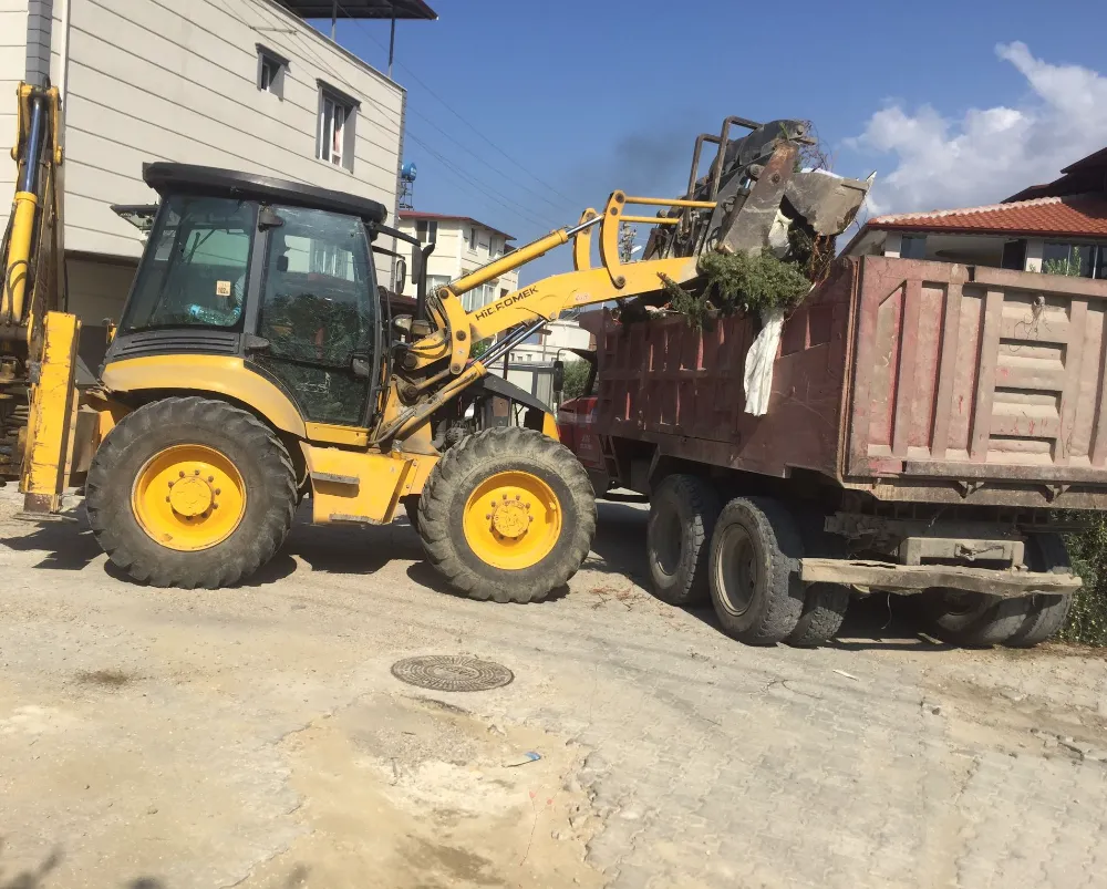 SAMANDAĞ BELEDİYESİ CADDE VE SOKAKLARI YENİLEME ÇALIŞMALARINI SÜRDÜRÜYORLAR