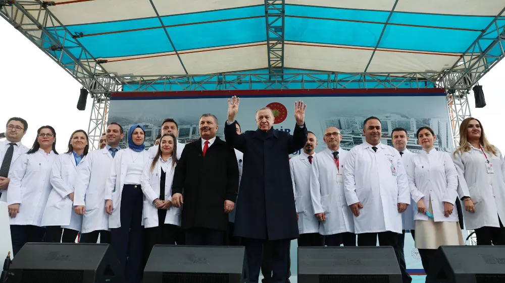 ERDOĞAN: ÖNÜMÜZDEKİ AY KAMUYA 15 BİNİ HEMŞİRE OLMAK ÜZERE 35 BİN SAĞLIK PERSONELİ DAHA ALIYORUZ 