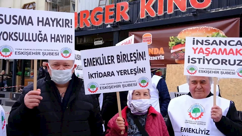 ESKİŞEHİR’DE AKP BİNASI ÖNÜNE YÜRÜMEK İSTEYEN EMEKLİLER: “BİZLERE SEFALET İÇİNDE BİR YAŞAMI KADER OLARAK DAYATIYORLAR”