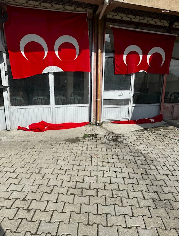 MHP SEÇİM BÜROSUNUN BAYRAKLARI YIRTILDI, CAMA ÇARPI İŞARETİ YAPILDI