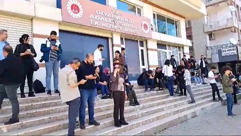 AKP’NİN DİYARBAKIR SEÇİMLERİNE YAPTIĞI İTİRAZLAR NEDENİYLE DEM PARTİLİ BAŞKANLAR MAZBATALARINI ALAMADI