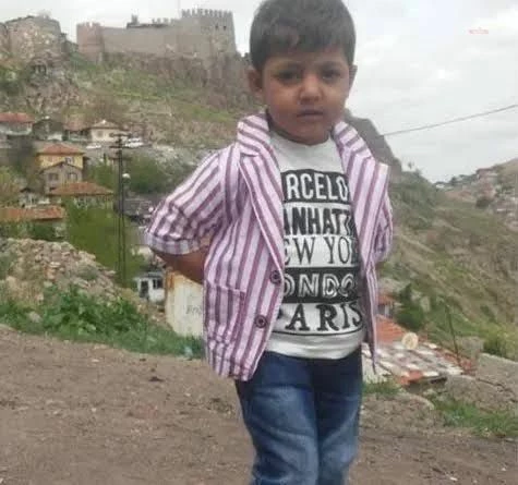 3 YAŞINDAKİ OĞLUNU DÖVEREK ÖLDÜREN VE CİNSEL İSTİSMARDA BULUNAN BABA ONUR GEZER HAKİM KARŞISINA ÇIKTI   