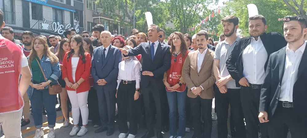 CHP GENEL BAŞKANI ÖZGÜR ÖZEL GENÇLERLE ANITKABİR’E YÜRÜYOR