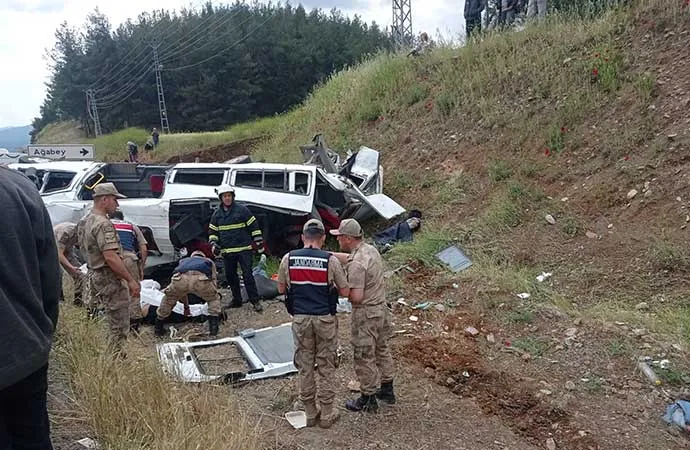 GAZİANTEP’TE TIR VE YOLCU MİNİBÜSÜ ÇARPIŞTI: SEKİZ KİŞİ HAYATINI KAYBETTİ