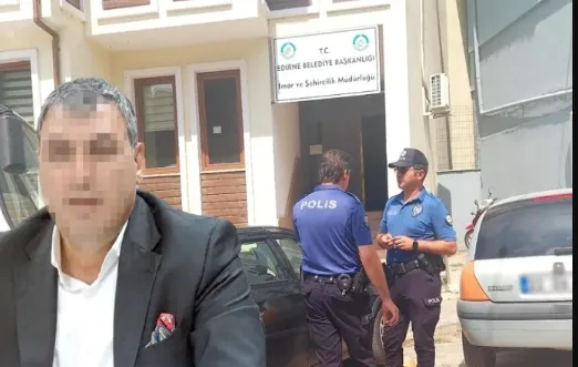 ARAZİSİNE RUHSAT VERİLMEYEN AKP’Lİ BAŞKANIN EŞİ SİLAHLA BELEDİYEYİ BASTI