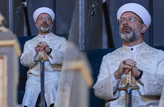 ALİ ERBAŞ MİNBERE YİNE KILIÇLA ÇIKTI