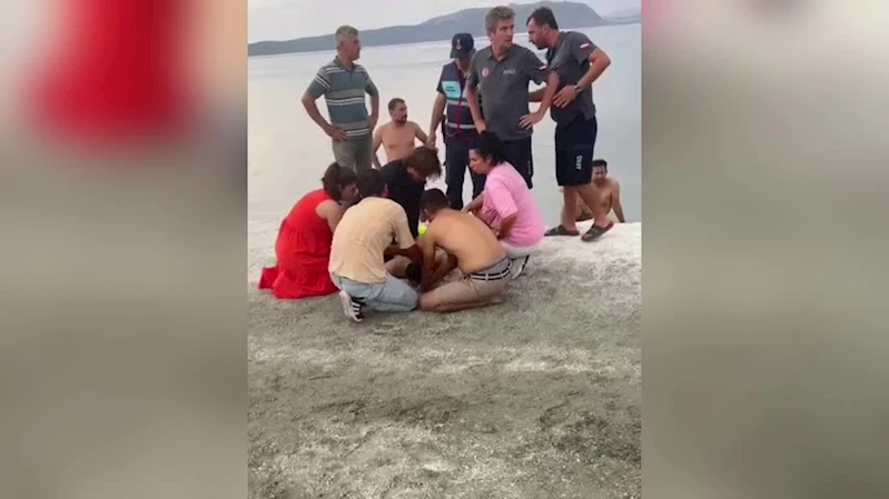 Salda Gölü’ne giren 18 yaşındaki genç boğularak hayatını kaybetti