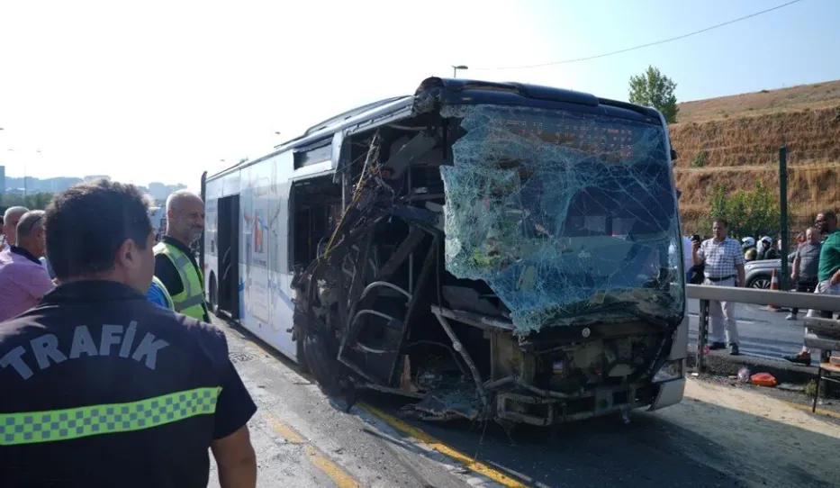 Sefaköy’de metrobüs kazası! 1 ölü 2’si ağır 53 yaralı