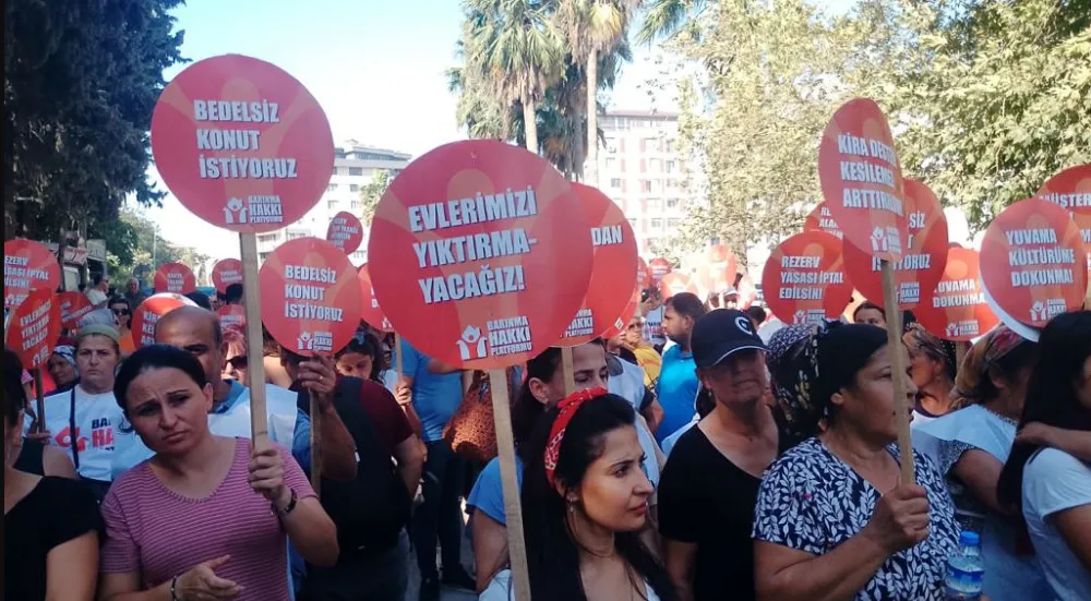 DEPREMZEDELER, VERDİĞİ SÖZLERİ TUTMAYAN İKTİDARA SESLENDİ: BİZ MÜŞTERİ DEĞİLİZ!