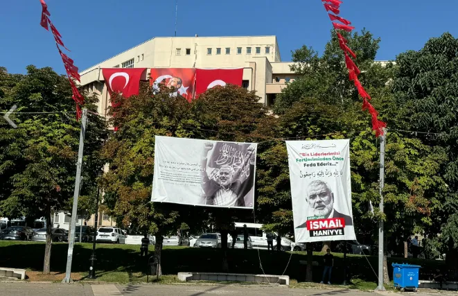GAZİANTEP’TE CHP’LİLER HANİYE POSTERİNİ İNDİRİP ATATÜRK POSTERİ VE TÜRK BAYRAĞI ASTI