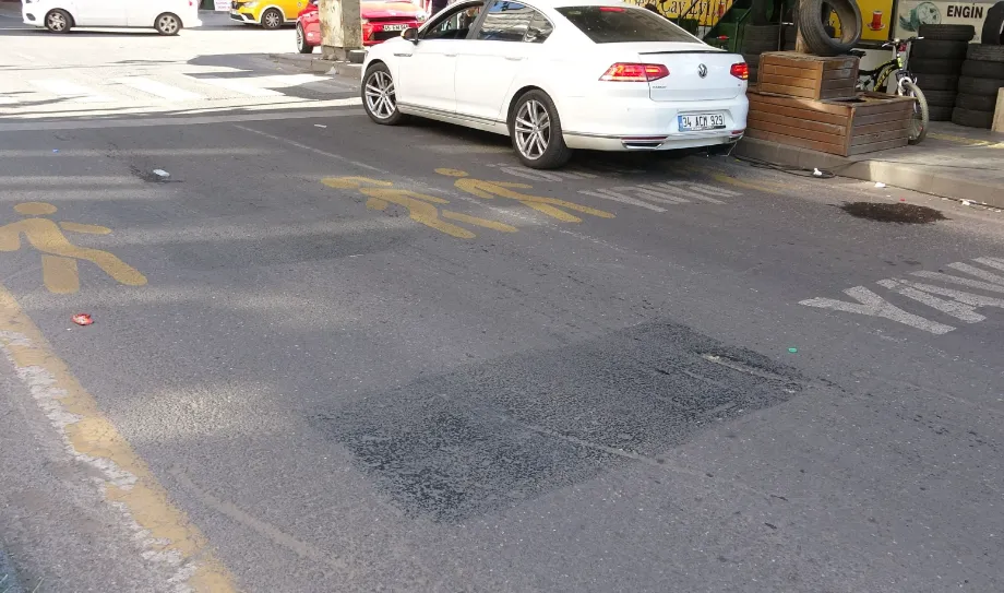 Diyarbakır’da DEM Partili belediyenin Kürtçe trafik yazıları valilik emriyle bir kez daha silindi