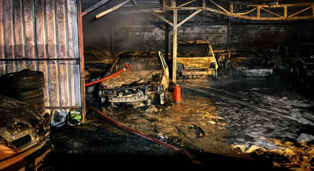 BURSA’DA OTOMOBİLLER ALEVLERE TESLİM OLDU