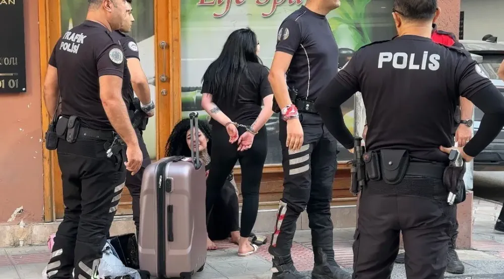 İSKENDERUN’DA KADINLAR BİRBİRİNE GİRDİ! POLİS AYIRMAKTA ZORLANDI