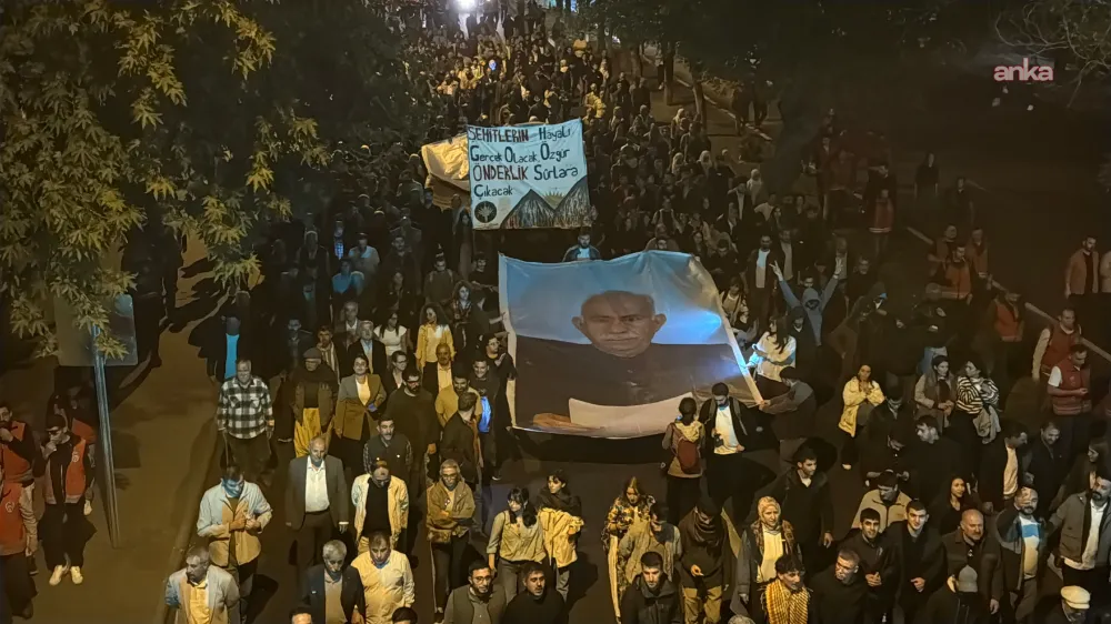 DİYARBAKIR’DA ÖCALAN YÜRÜYÜŞÜ OLAYLI BİTTİ: “DÜŞMAN” İFADESİ GÜNDEM OLDU