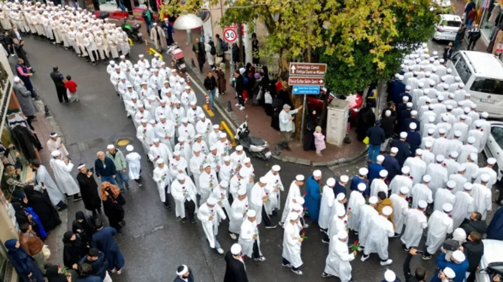 İSMAİLAĞA’DAN İSTANBUL’UN GÖBEĞİNDE GÖVDE GÖSTERİSİ!  MEDRESE YÜRÜYÜŞÜ YAPTILAR