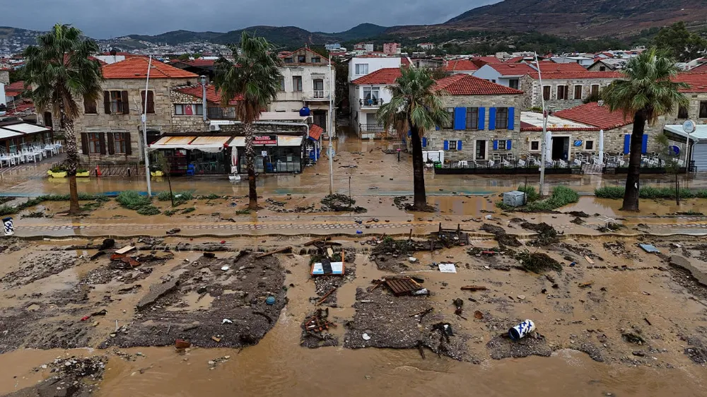 İZMİR FOÇA’YI SEL VURDU! AFAD: BİR VATANDAŞ KAYIP