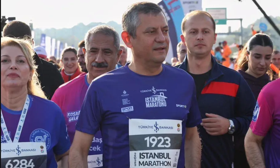 MARATONUN EV SAHİBİ 12 METREKARELİK BİR HÜCREDE BURAYI İZLİYOR