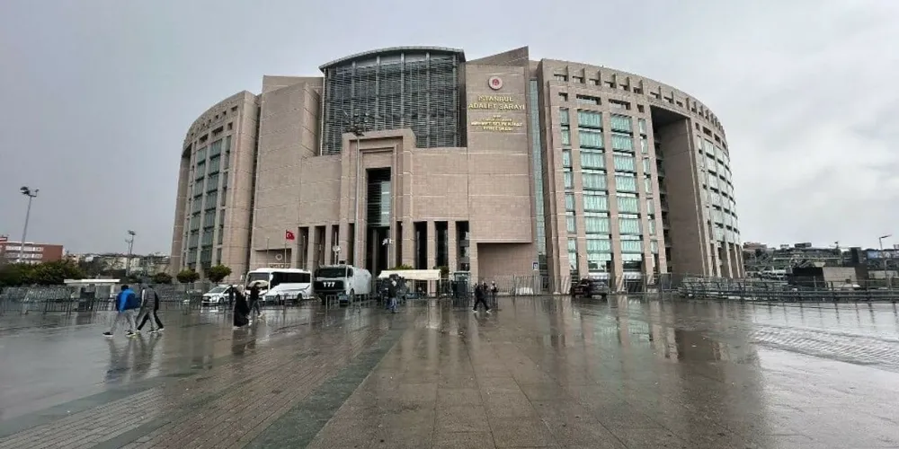 “TUTUKLAMALAR SÜRÜYOR, TEPKİLER BÜYÜYOR: KENT UZLAŞISI DAVASINDA ÇAĞLAYAN’DA ARBEDE! 