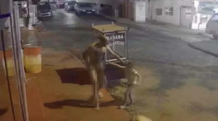 SOKAKTA ORTASINDA EŞİNİ ÖLDÜRDÜ, 8 YAŞINDAKİ KIZINI DEFALARCA BIÇAKLADI!