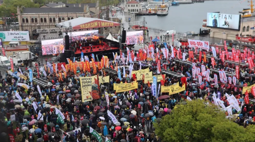 ON BİNLER YASAKLARA VE YAĞIŞA RAĞMEN KADIKÖY