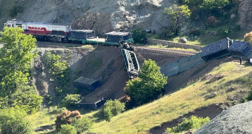 ELAZIĞ’DA YÜK TRENİNİN 5 VAGONU RAYDAN ÇIKTI: 3 VAGON DEVRİLDİ