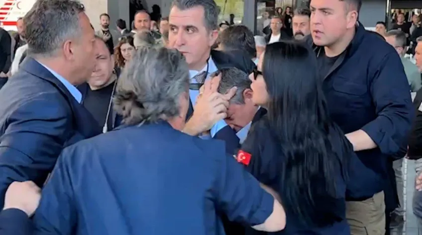 SIRRI SÜREYYA ÖNDER İÇİN YAPILAN TÖREN ÇIKIŞINDA ÖZGÜR ÖZEL