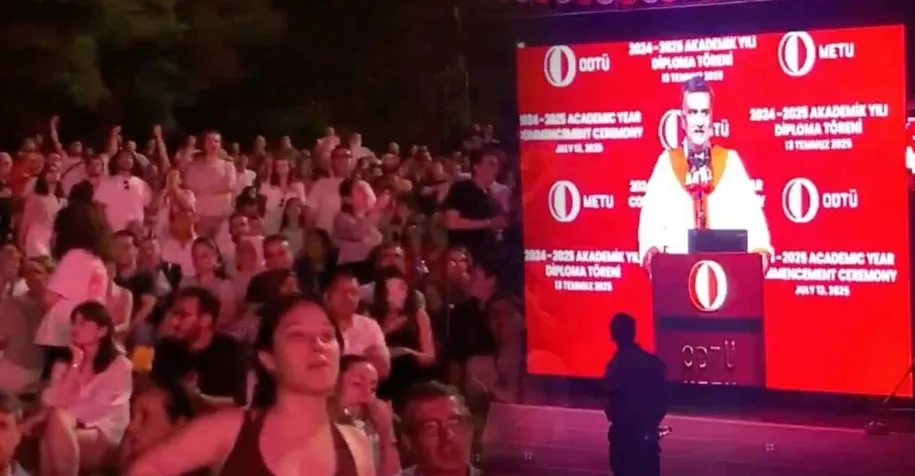 ODTÜ MEZUNİYET TÖRENİNDE REKTÖRE PROTESTO! DAKİKALARCA YUHALANDI